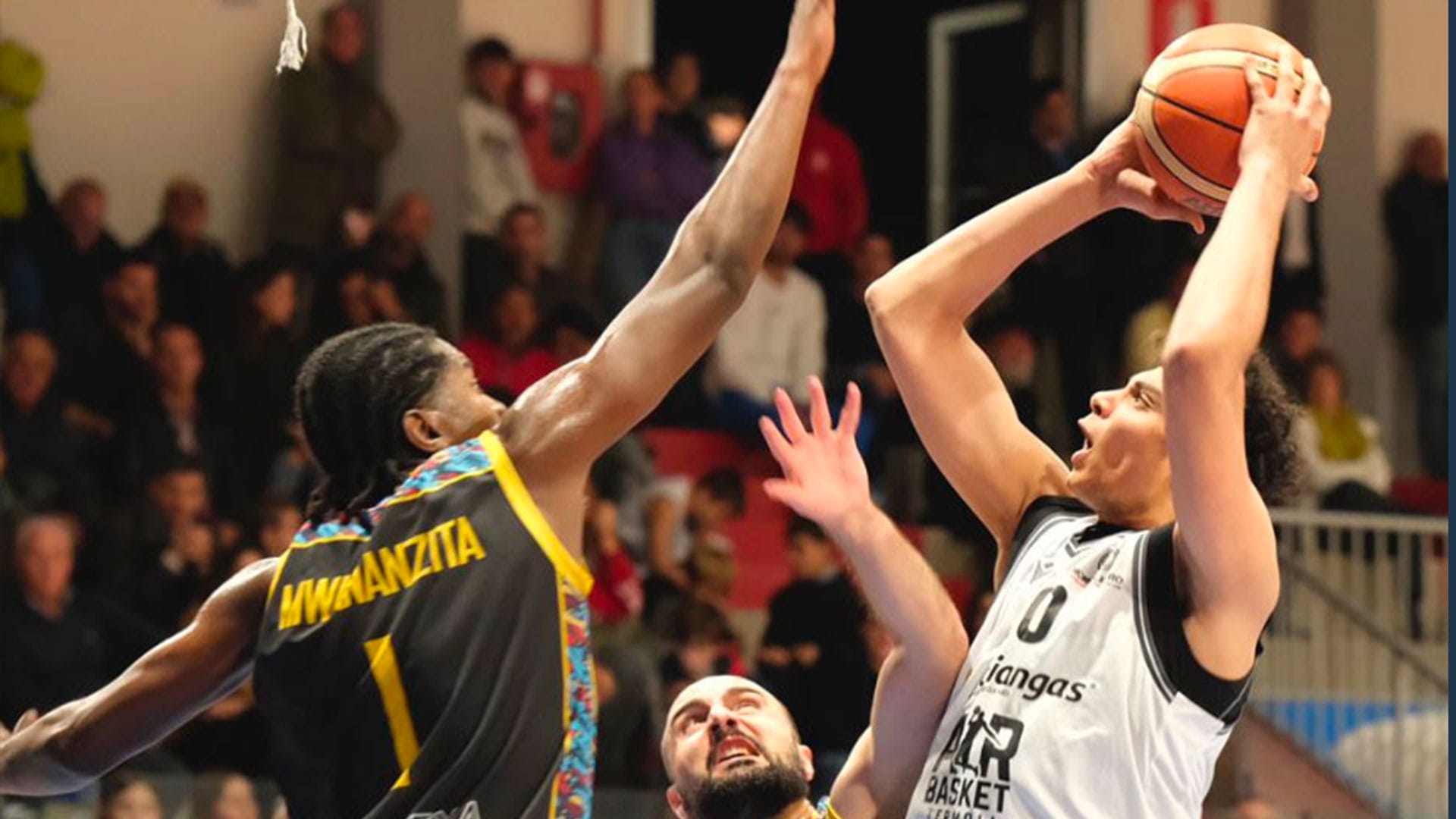 AIR BASKET TERMOLI TRIONFA NEL DERBY CONTRO IL VENAFRO E RESTA IN VETTA ALLA SERIE C